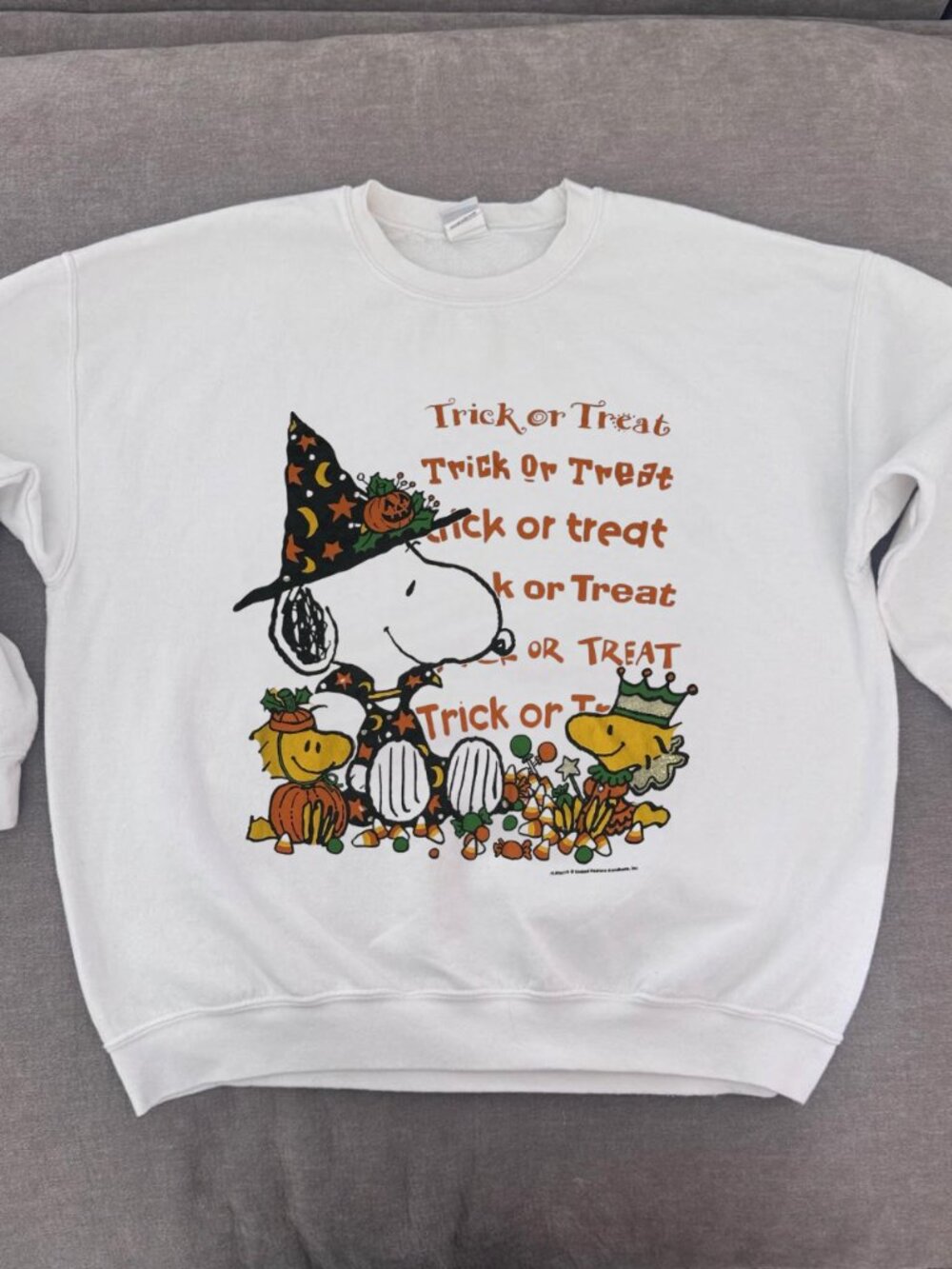 Gildan White Halloween Snoopy "Trick or Treat" Graphic Crewneck Sweatshirt